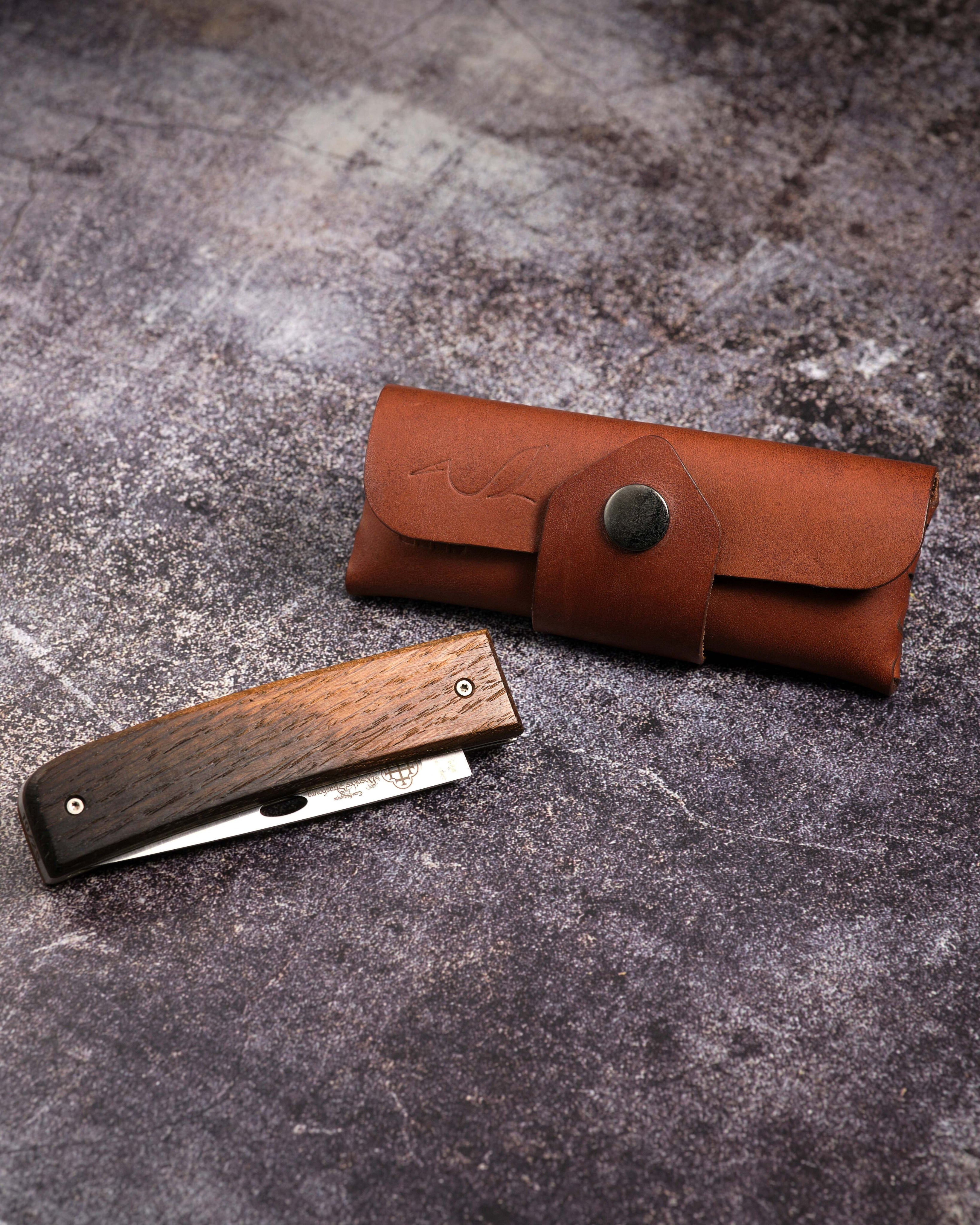 étui en cuir et couteau plant sur une surface