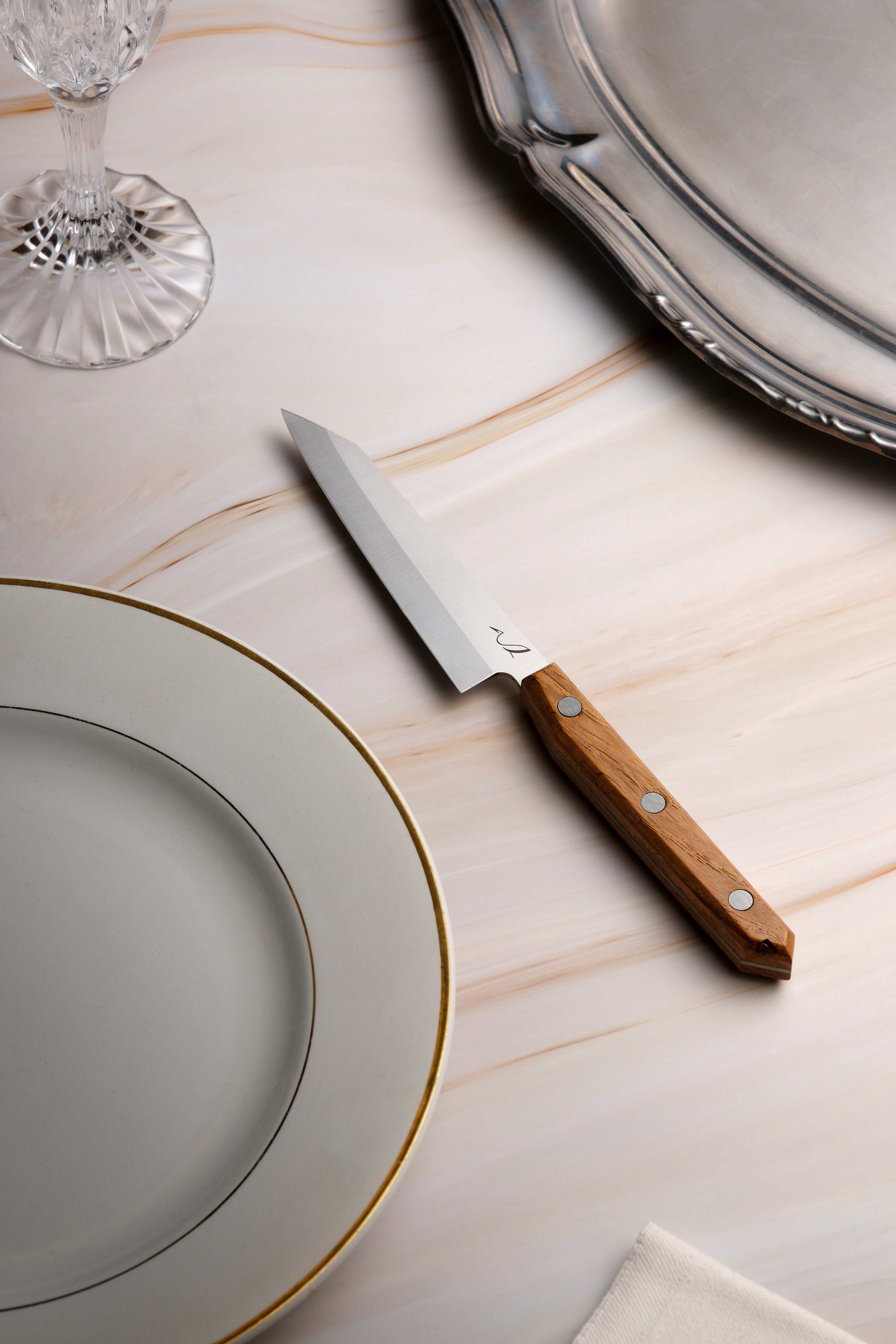 couteau d'office posé sur une table 