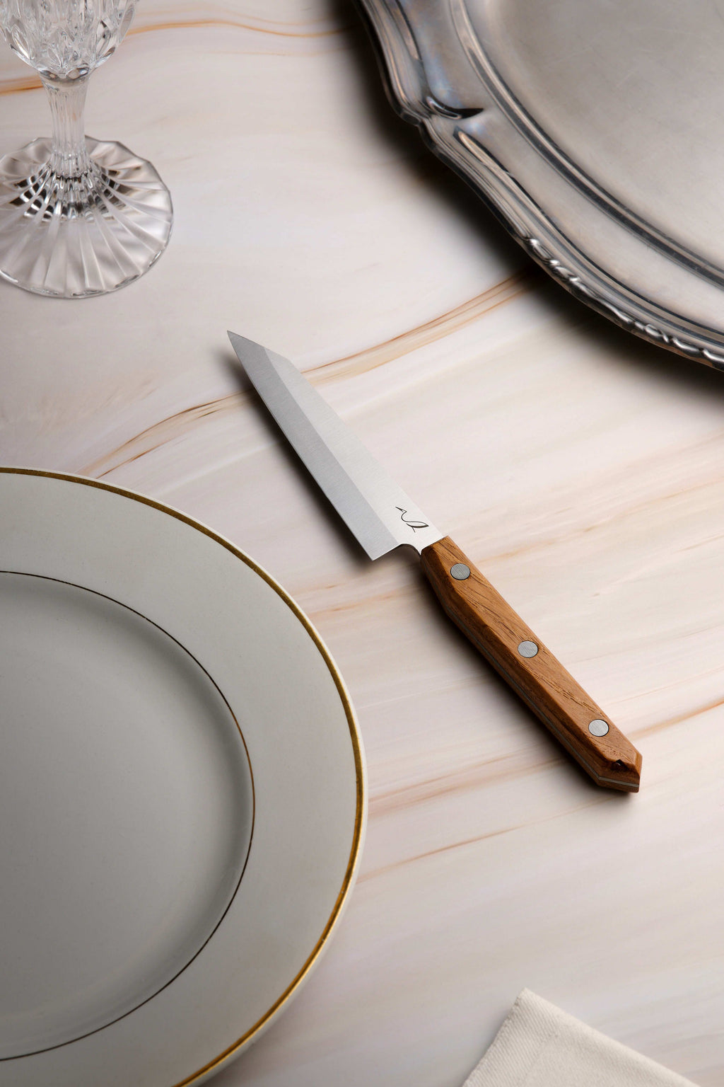 couteau d'office sur une nappe blanche