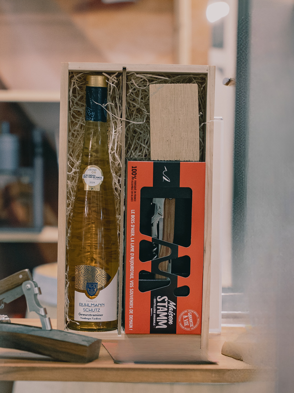 Couteau de sommelier artisanal à manche en chêne de barrique du Domaine Ruhlmann-Schutz