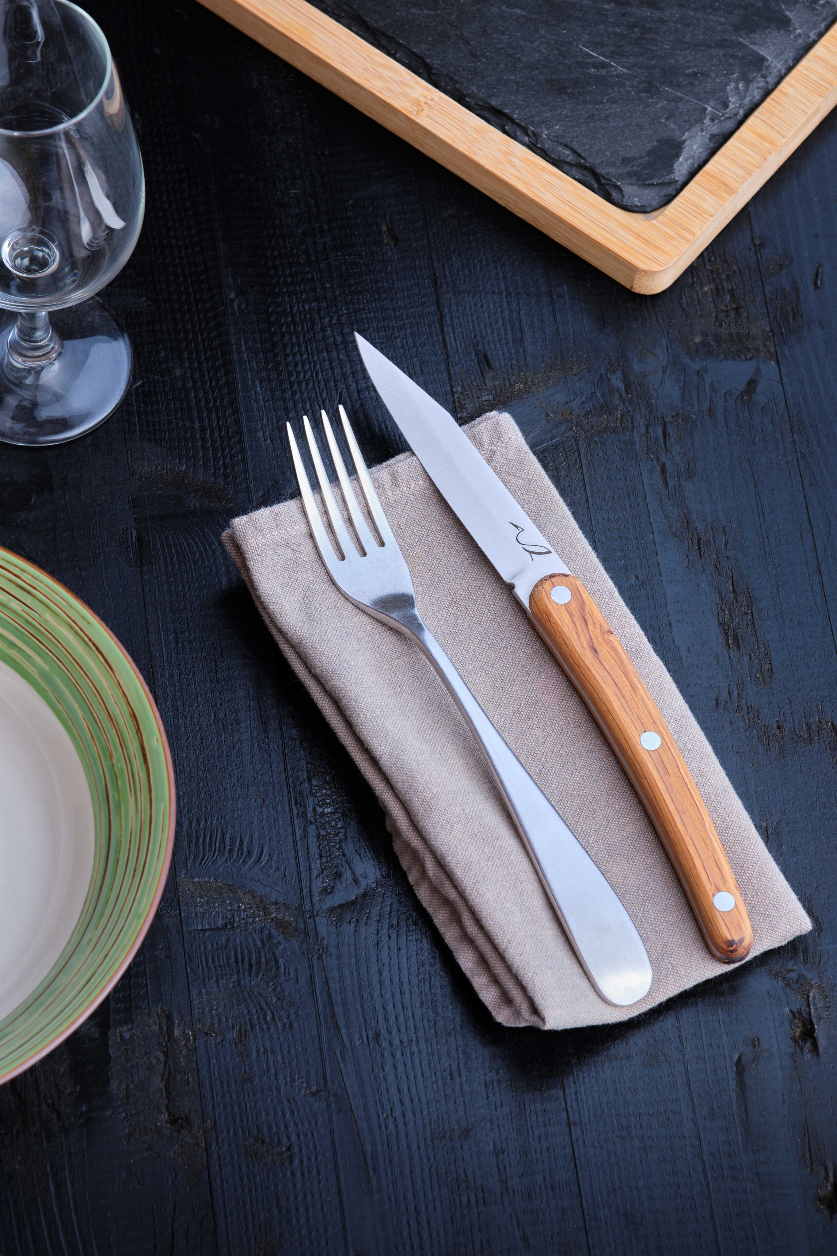 couteau et fourchette sur une serviette de table