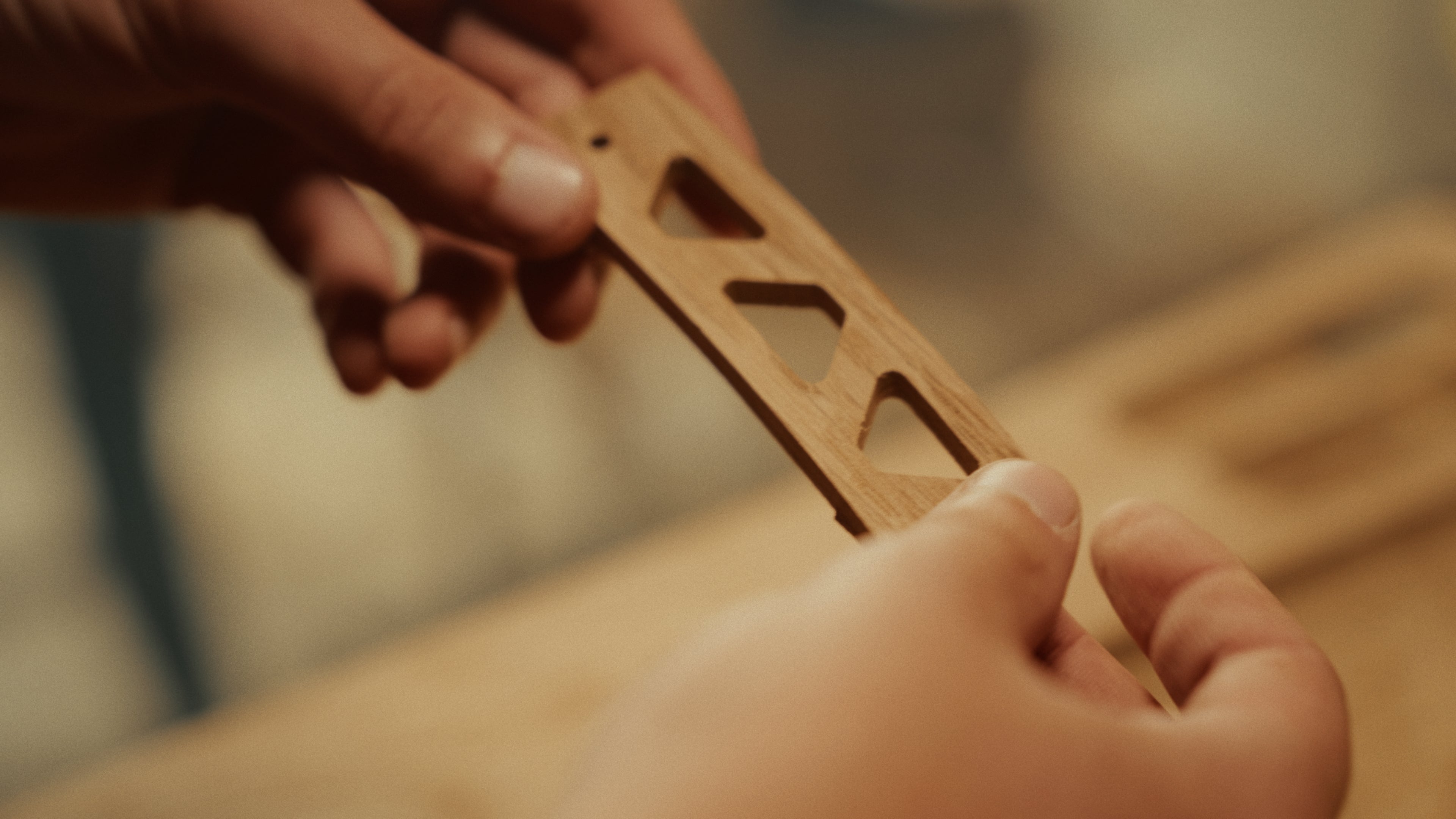 manche en bois ajournée tenu dans les mains