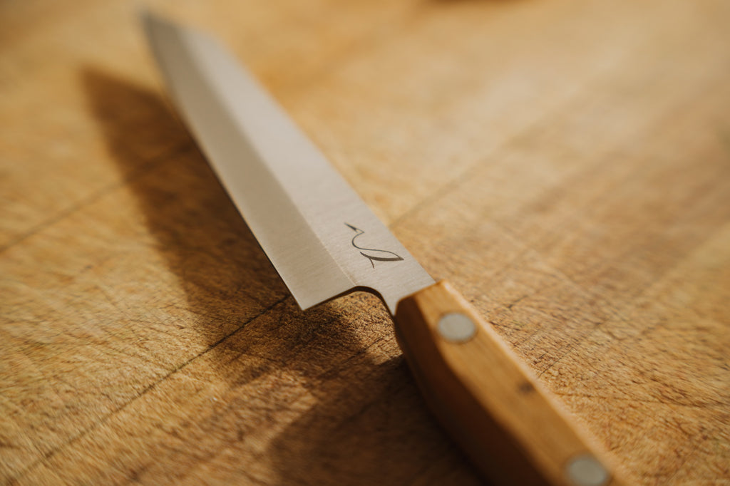 couteau d'office sur une surface en bois