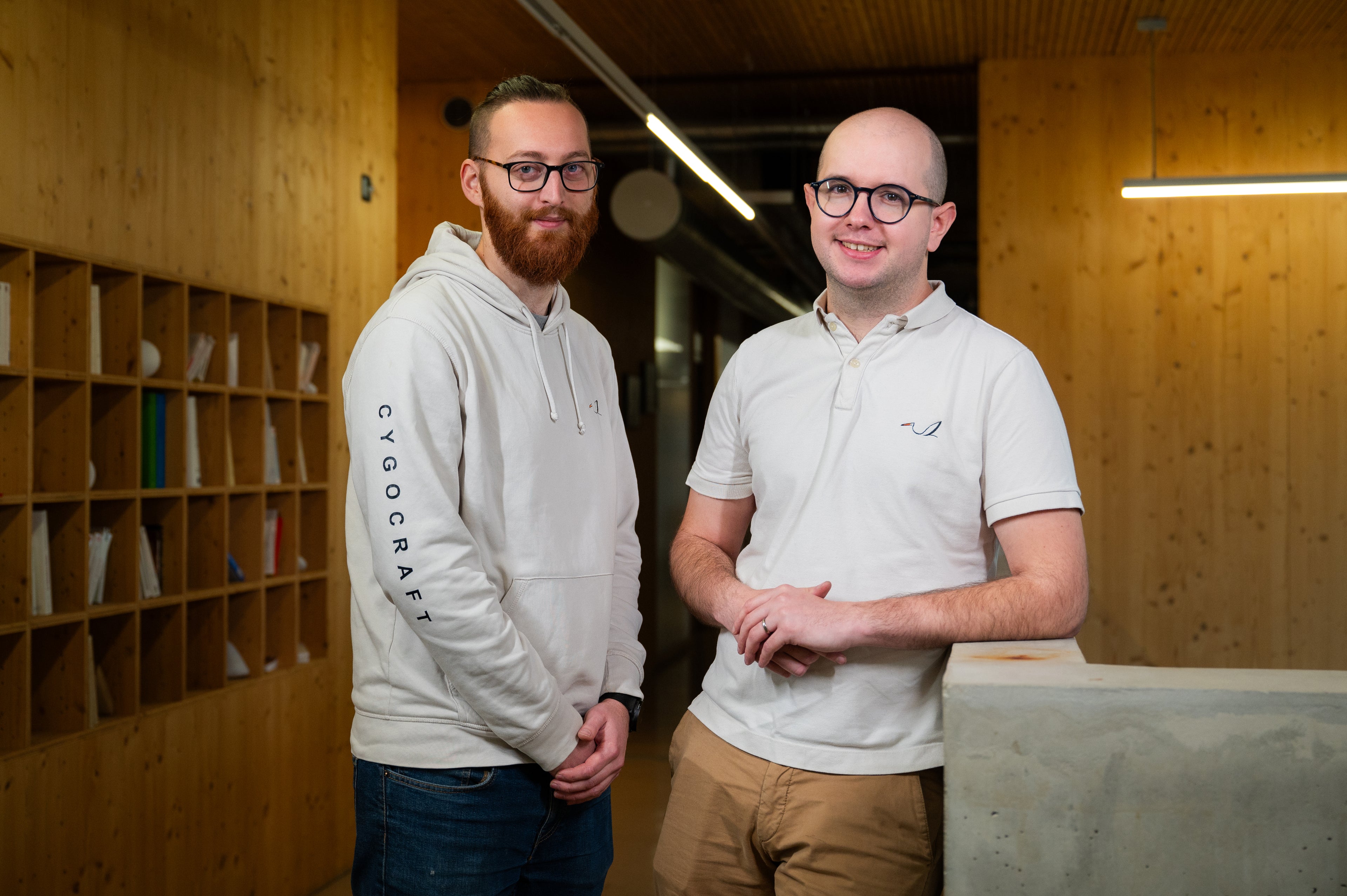 portrait de Josselin et Quentin cote à cote dans leur atelier