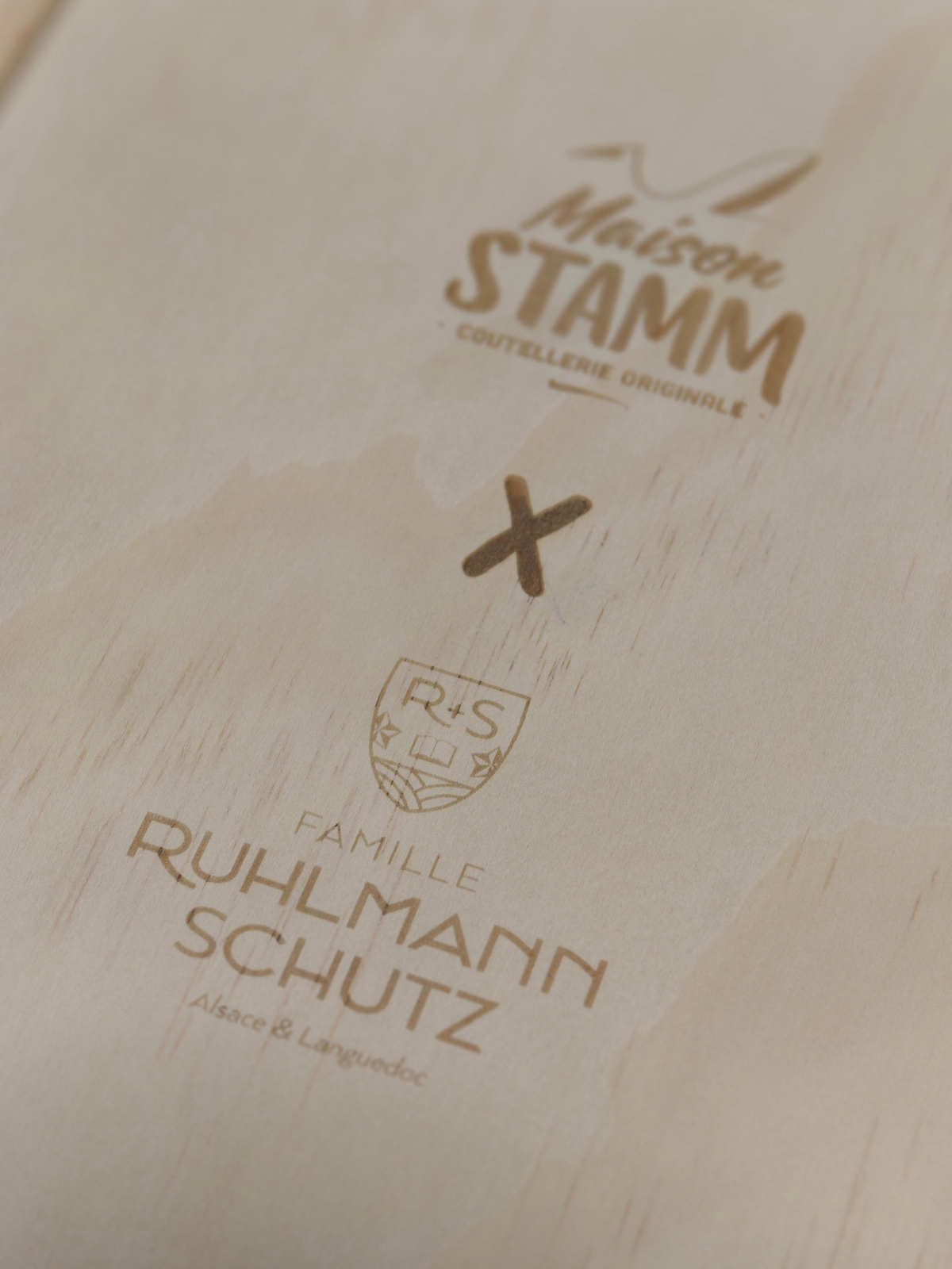 Coffret vin et sommelier gravé du même numéro, édition limitée Maison Stamm × Ruhlmann-Schutz