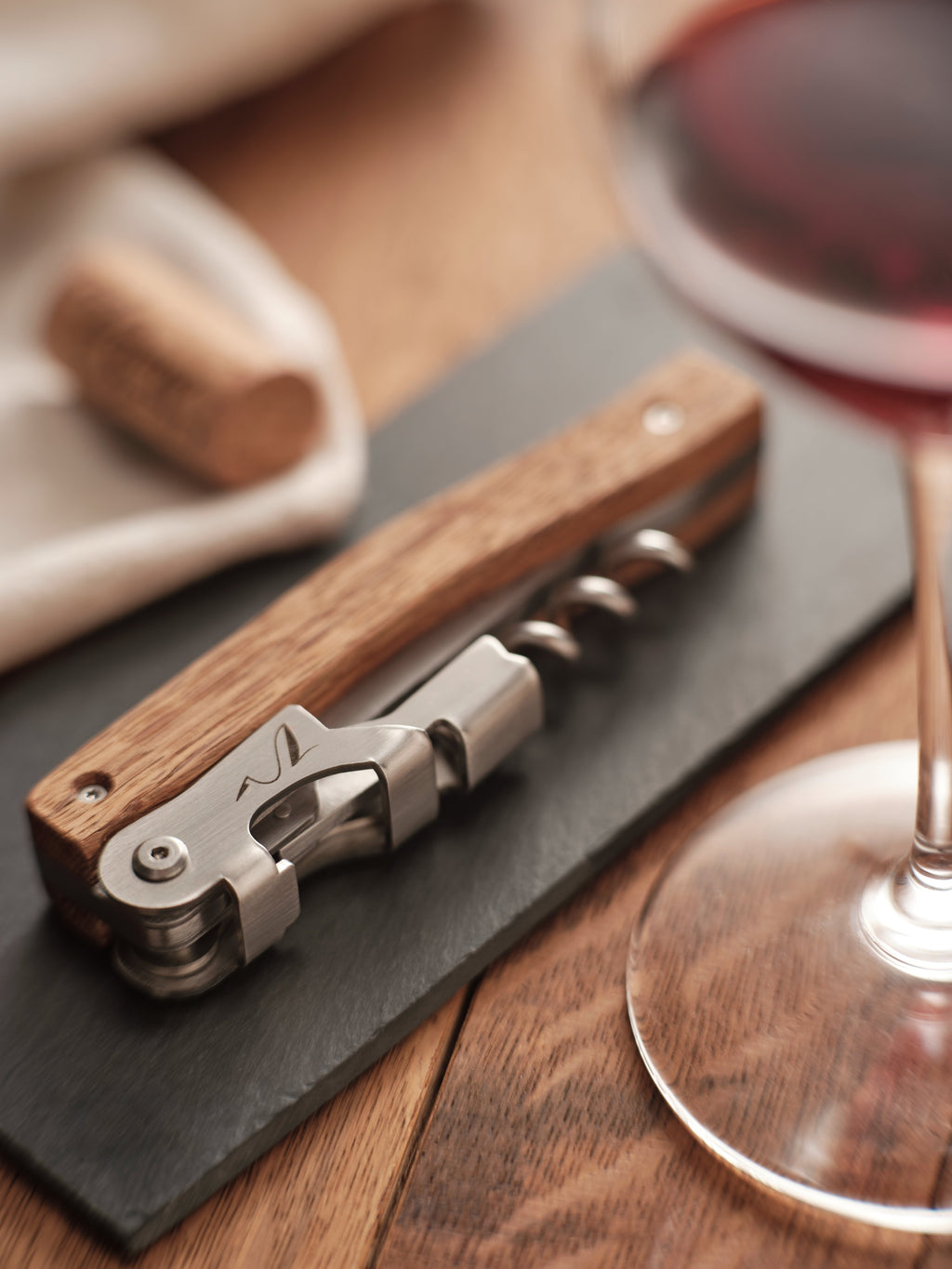 Le Sommelier en situation avec un verre de vin rouge et un bouchon