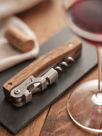 Le Sommelier en situation avec un verre de vin rouge et un bouchon