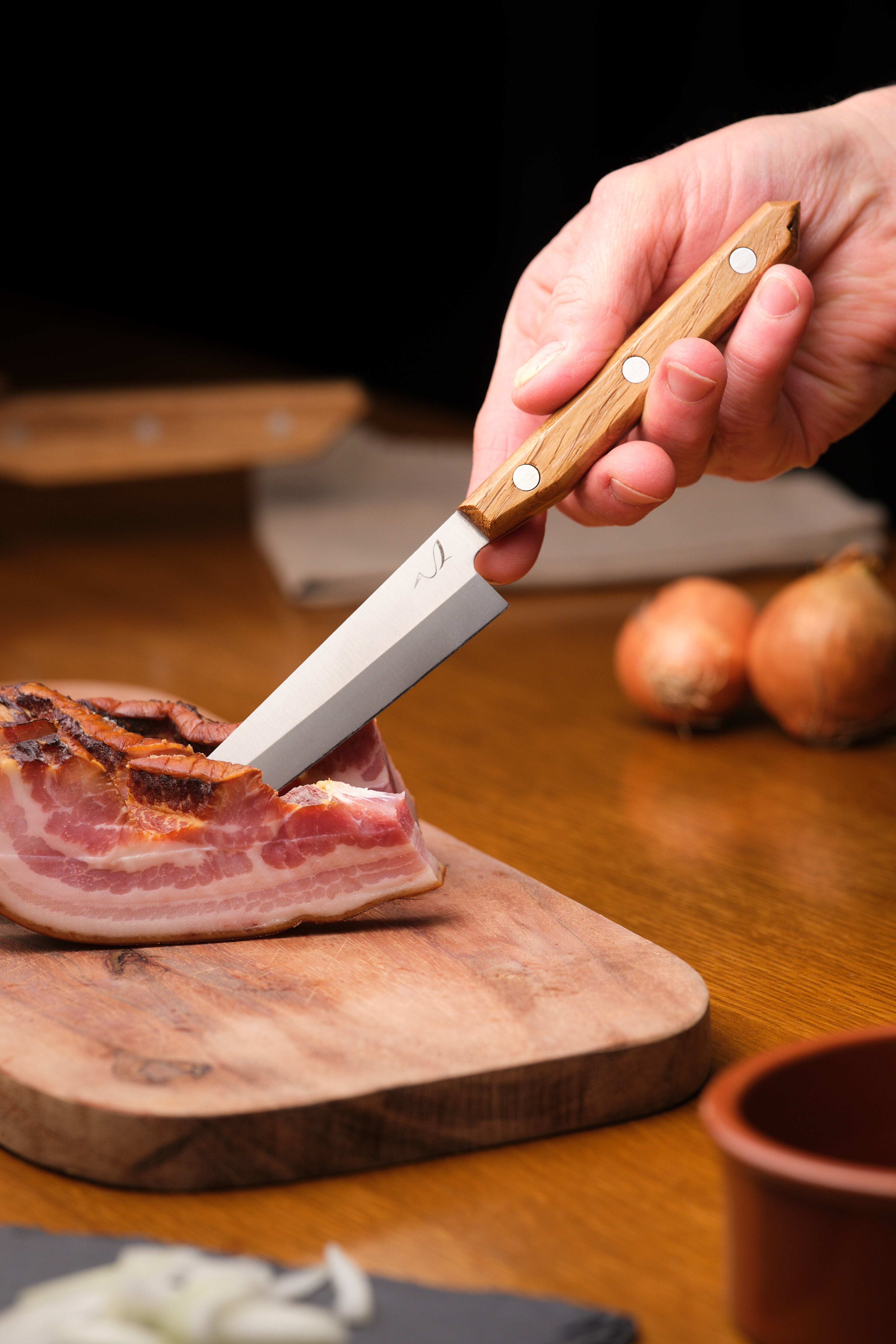 main tenant un couteau d'office