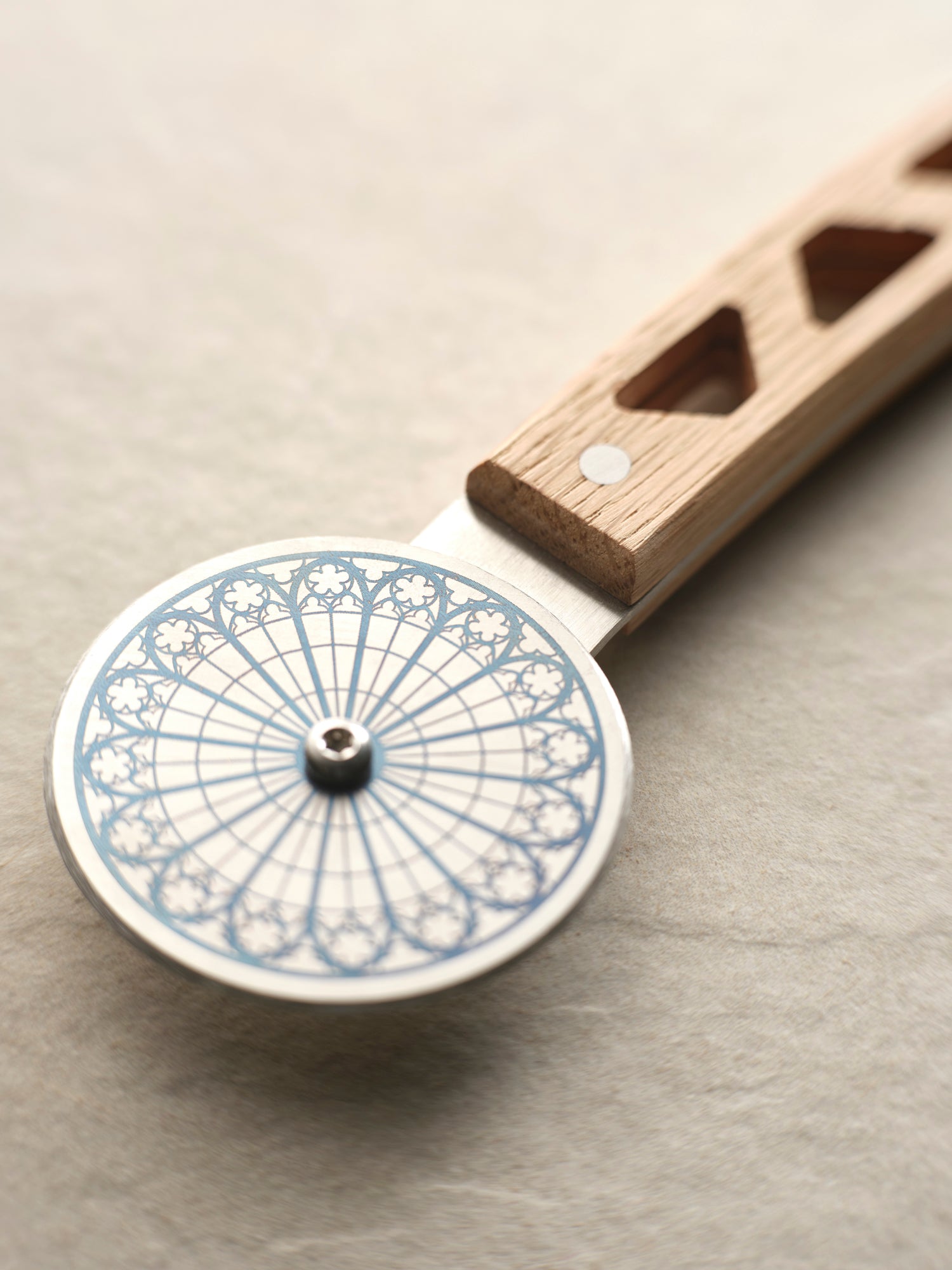 Roulette à tarte flambée artisanale en bois
