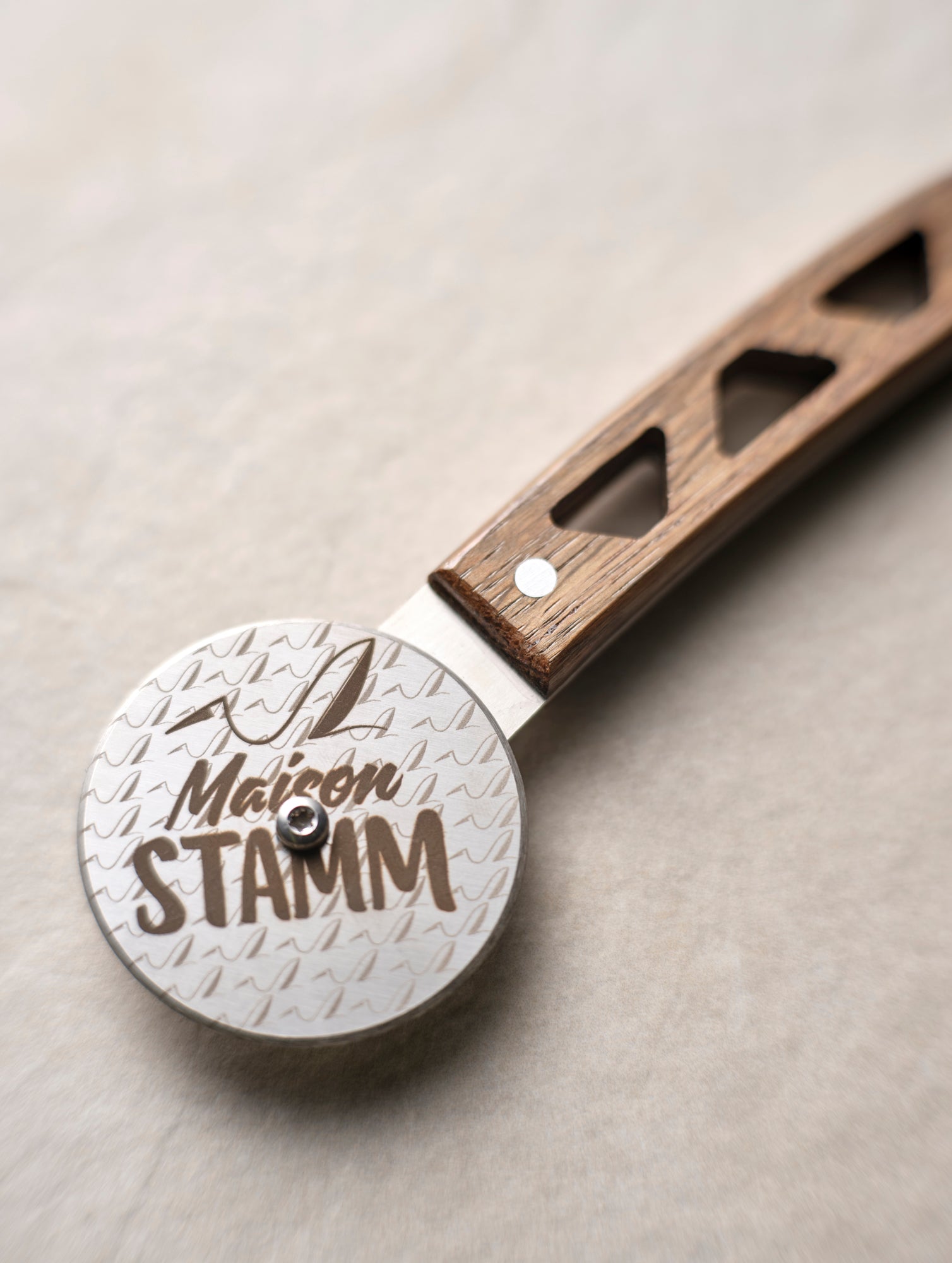 Roulette à tarte flambée artisanale en bois