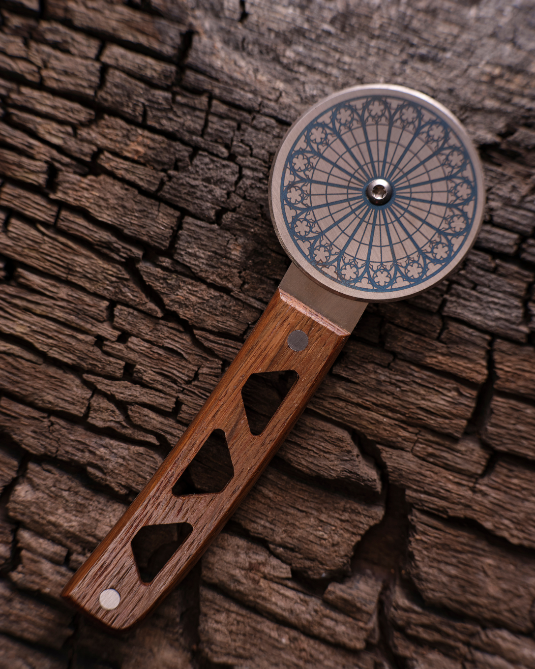 Roulette à tarte flambée artisanale en bois