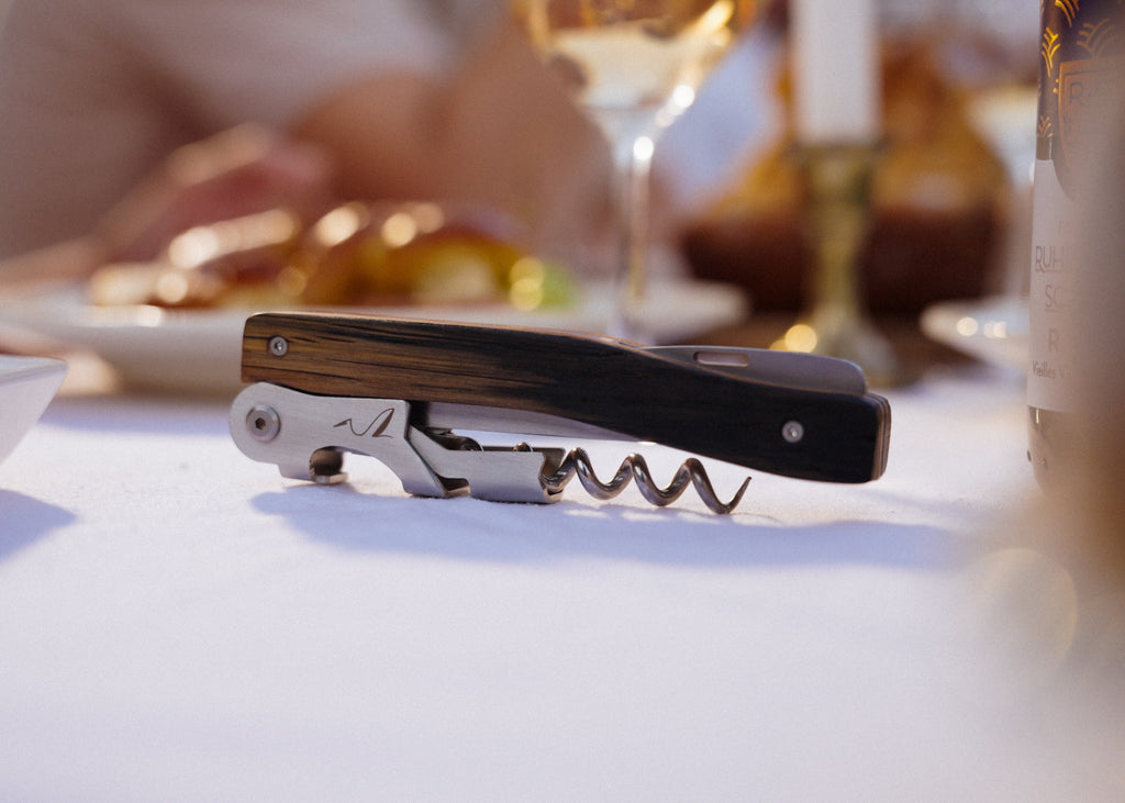 Le Sommelier ouvert en prise de vue studio, vrille et double levier en inox