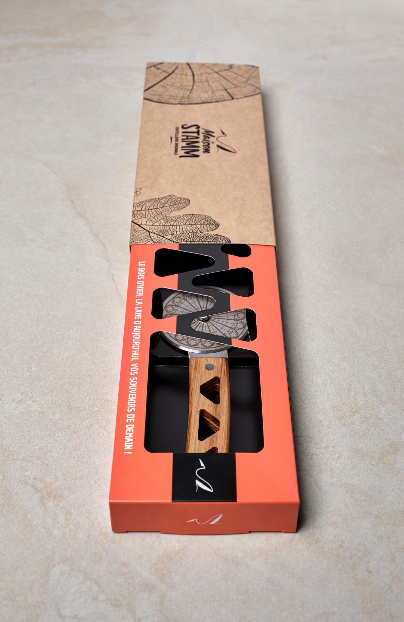 Roulette à tarte flambée artisanale en bois