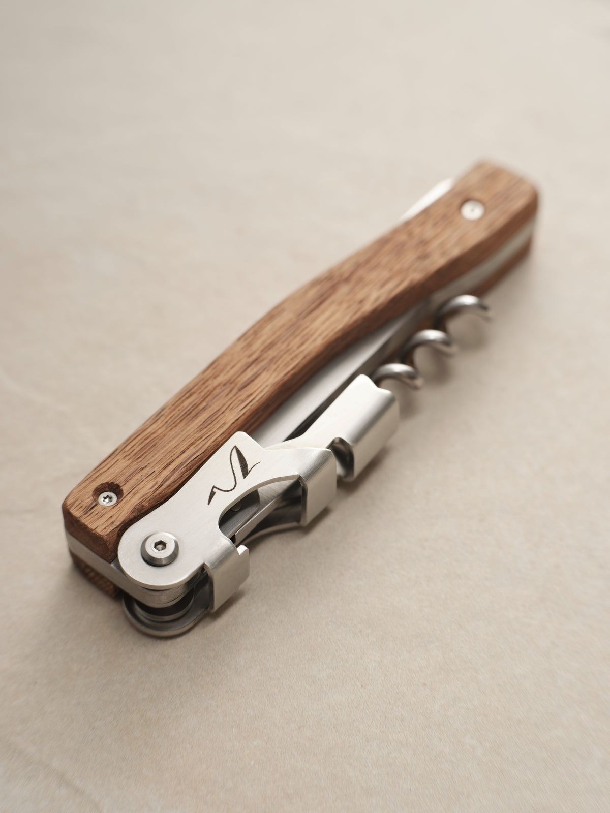 Lame et coupe-capsule en inox brossé du couteau de sommelier Maison Stamm, manche en chêne