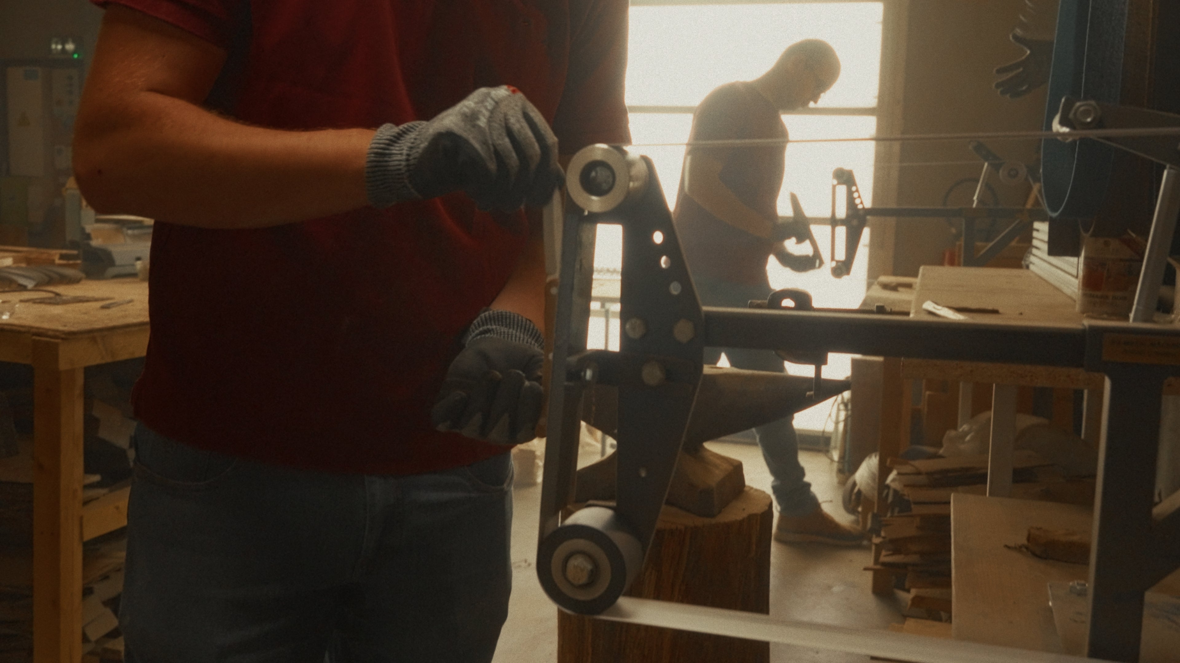 Artisans dans l'atelier en train de travailler 