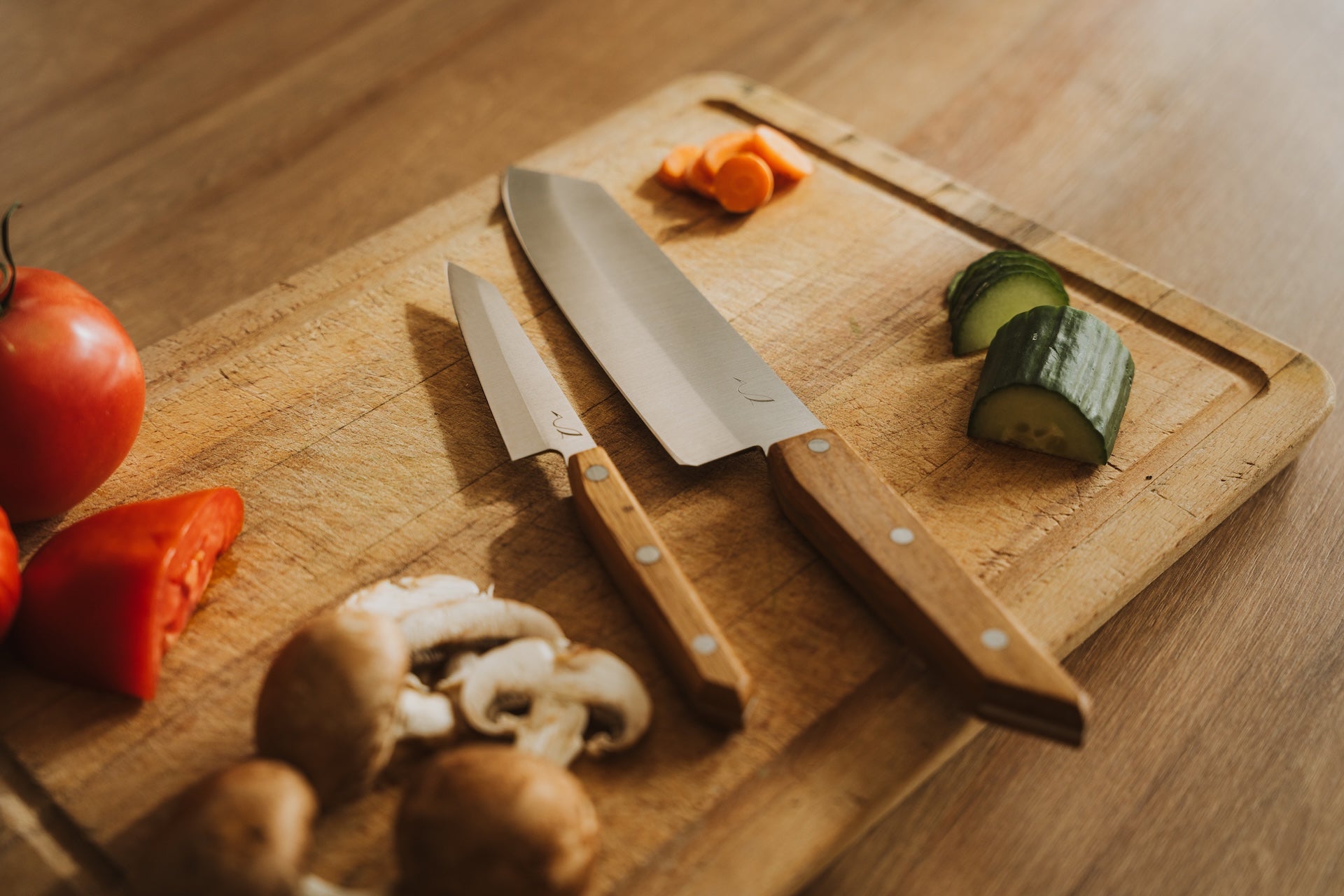 couteau d'office et de cuisine sur une planche à découper