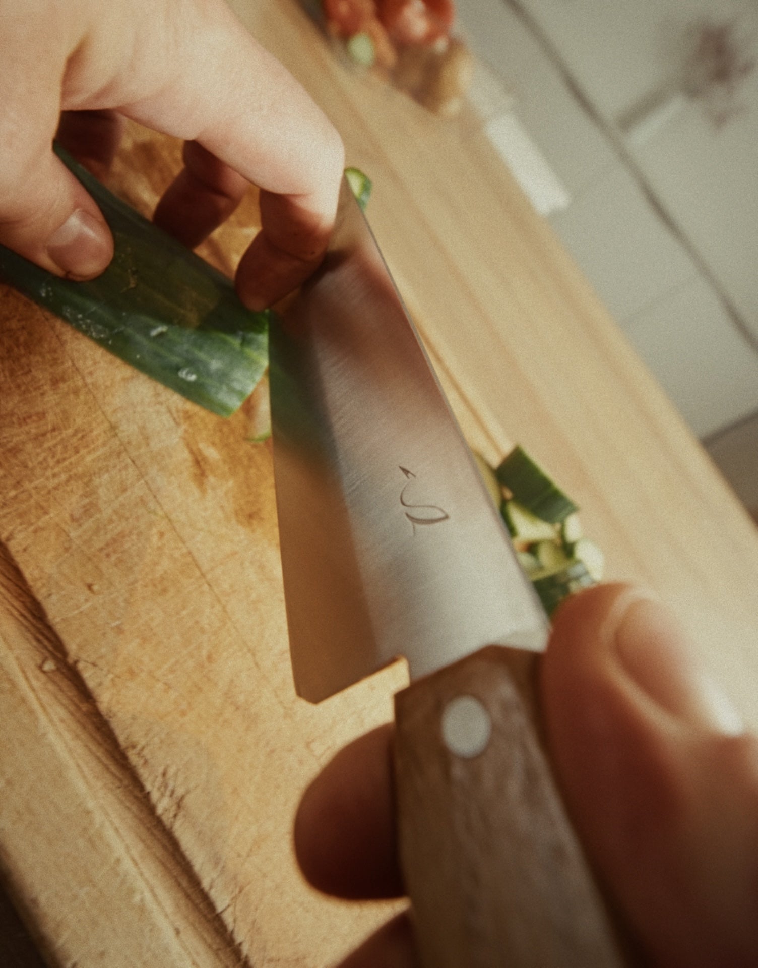 couteau d'office découpant des concombres