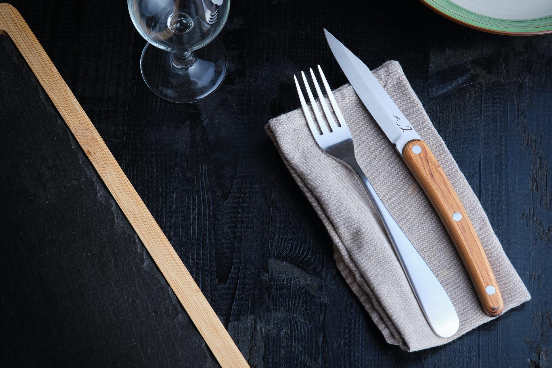 couverts sur une serviette en tissu blanc