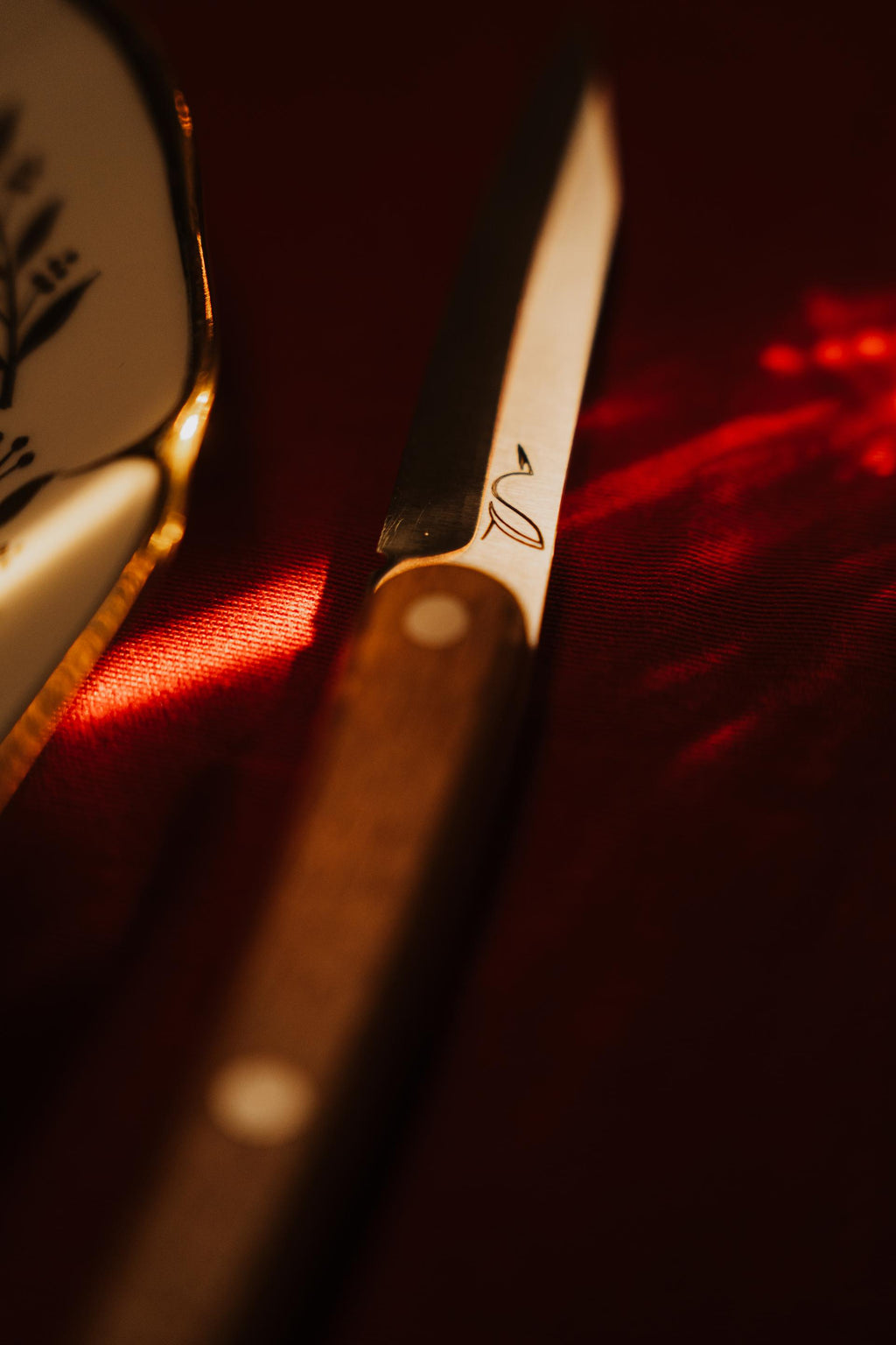 couteau de table sur une nappe rouge