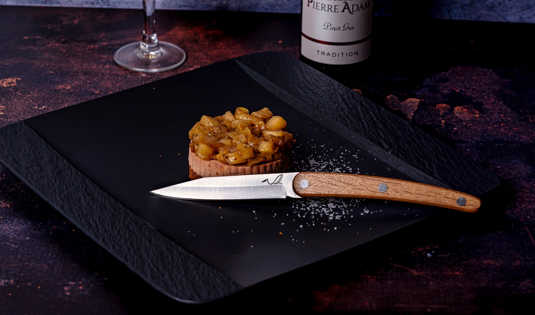 couteau de table sur une assiette noir