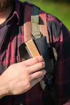 Etui en cuir noir accrocher à une anse de sac 