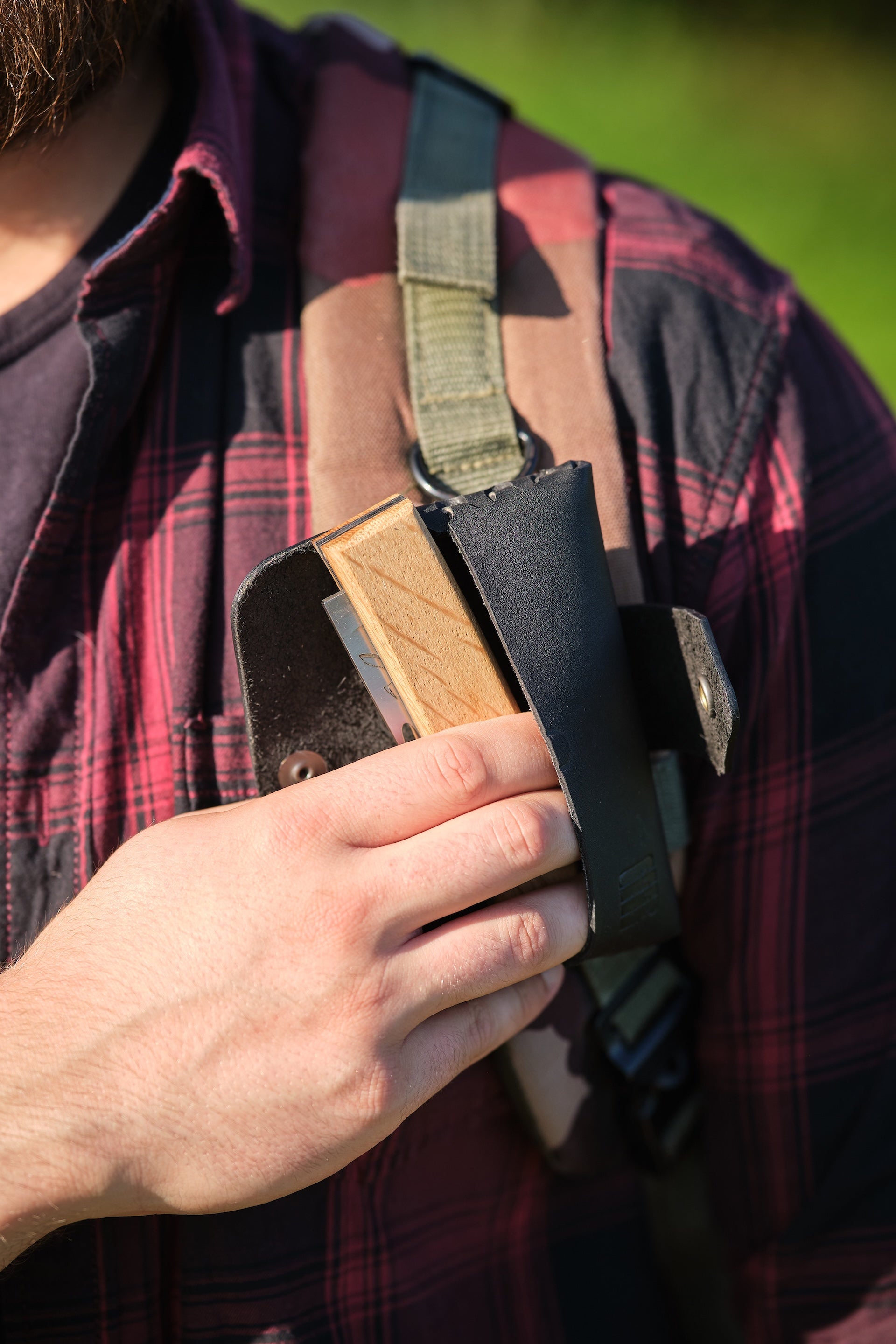 Etui en cuir noir accrocher à une anse de sac 