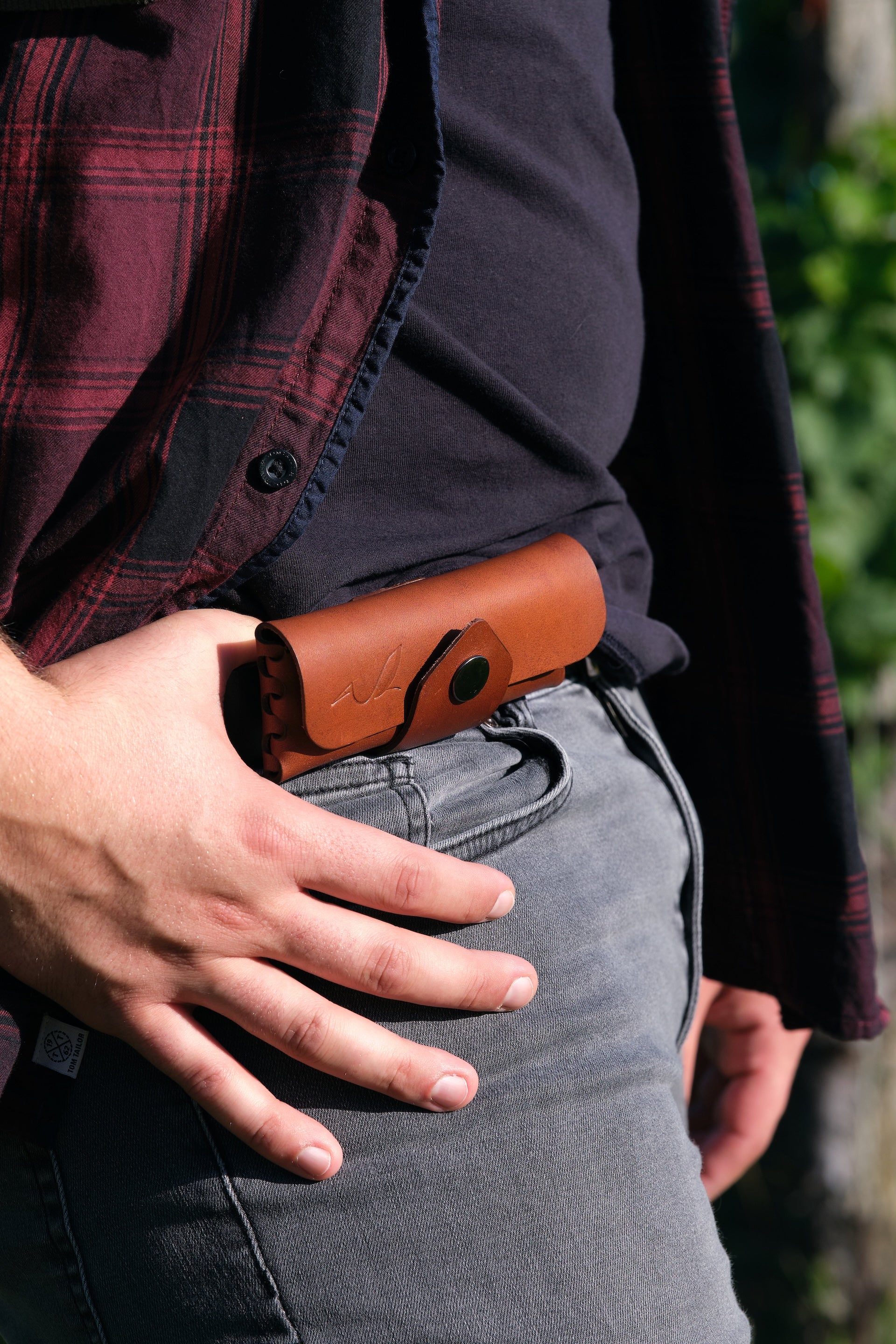 Pochette en cuir brun attaché à la taille 