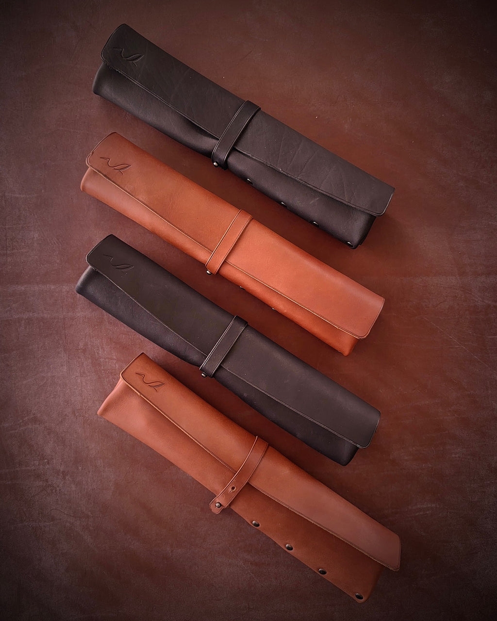 Quatre trousse de rangement en cuir 