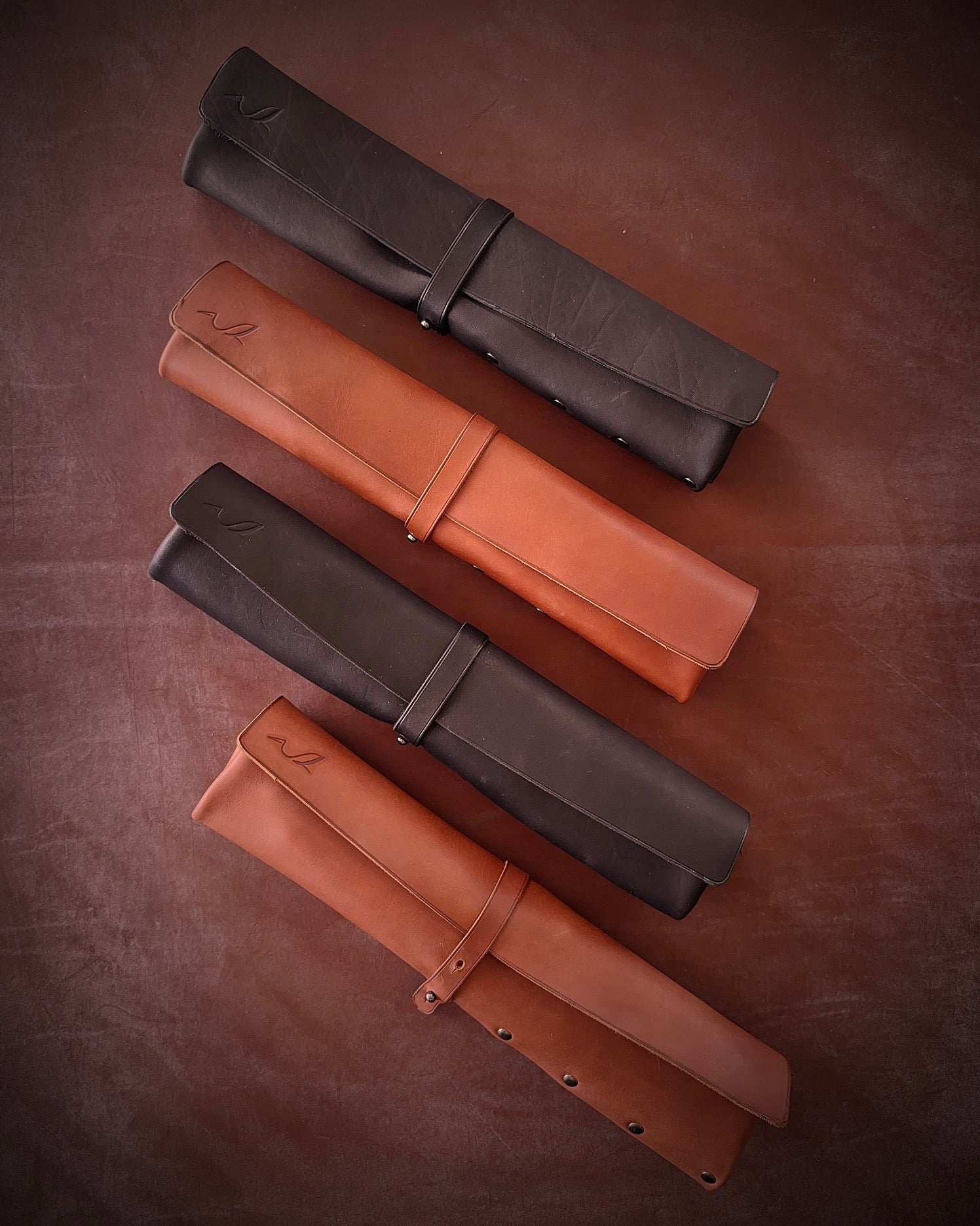 Quatre trousse de rangement en cuir 