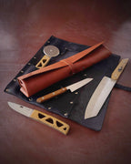 Deux trousses de rangement en cuir avec des couteaux 