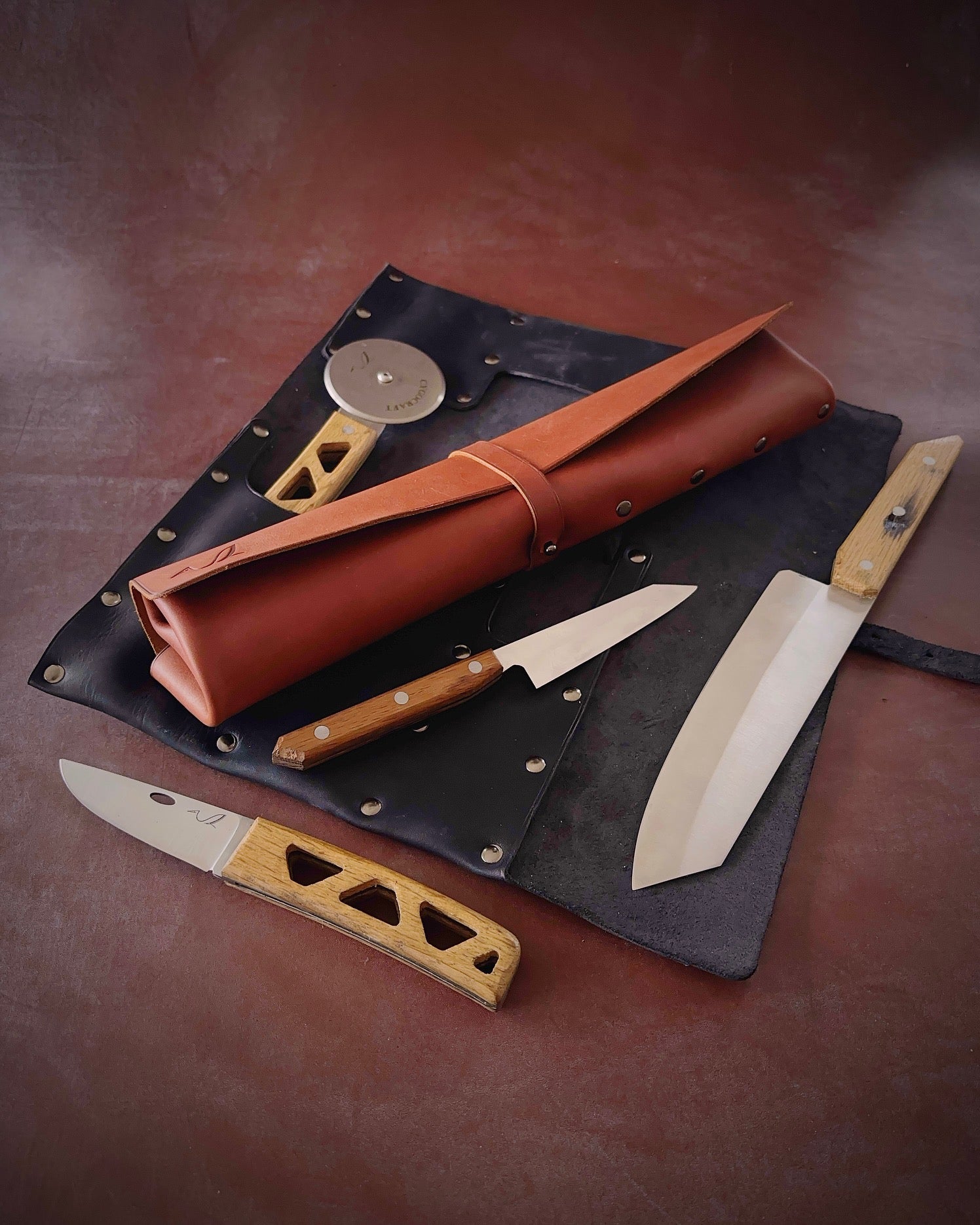 Deux trousses de rangement en cuir avec des couteaux 
